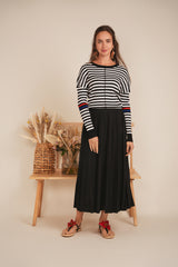Load image into Gallery viewer, Ladies Chevron Stripped Thin Knit Sweater
