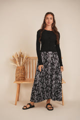 Load image into Gallery viewer, Ladies Cropped Cable Knit Cardigan
